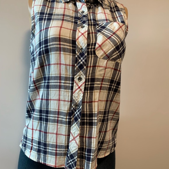 Forever21 women’s Junior plaid sleeveless shirt - Picture 4 of 13